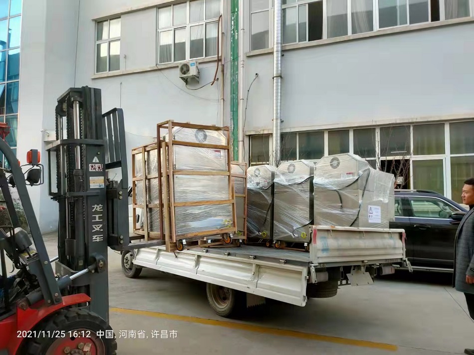 知名品牌連鎖店定購許昌智工8臺電磁炒貨機裝車發(fā)貨! 知名品牌連鎖店定購許昌智工8臺電磁炒貨機裝車發(fā)貨!