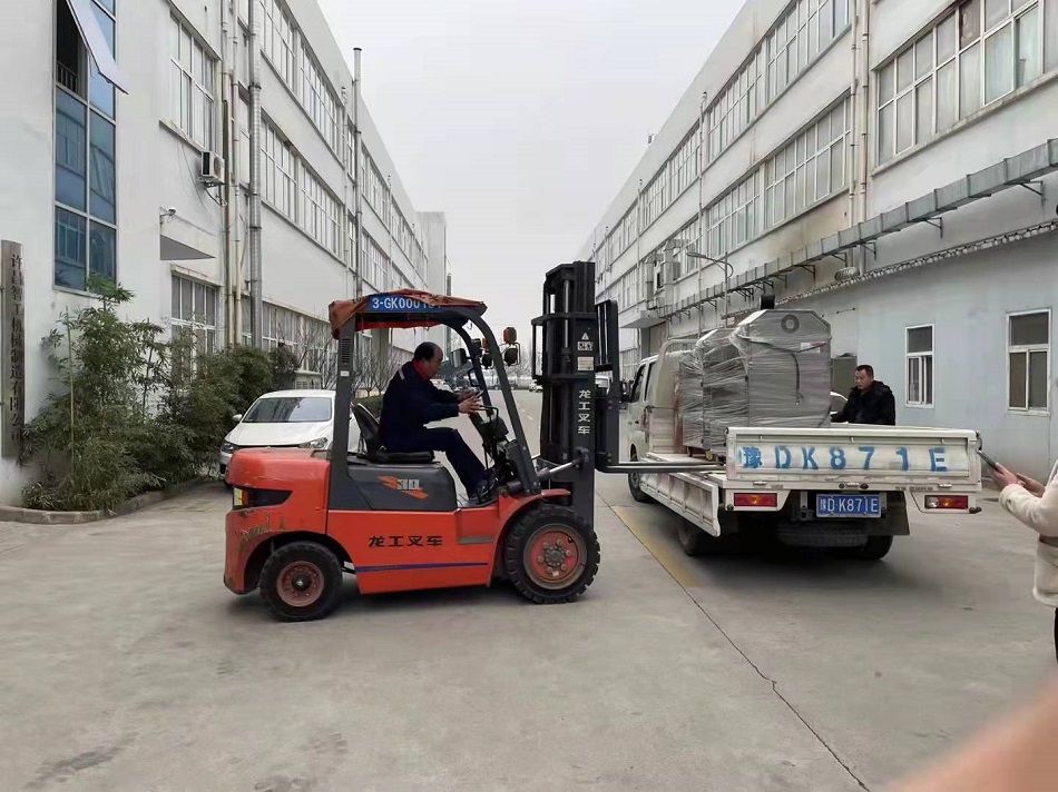 河南長葛某連鎖店來廠試機訂購兩臺小型電磁炒貨機 現場裝車拉走 河南長葛某連鎖店來廠試機訂購兩臺小型電磁炒貨機 現場裝車拉走