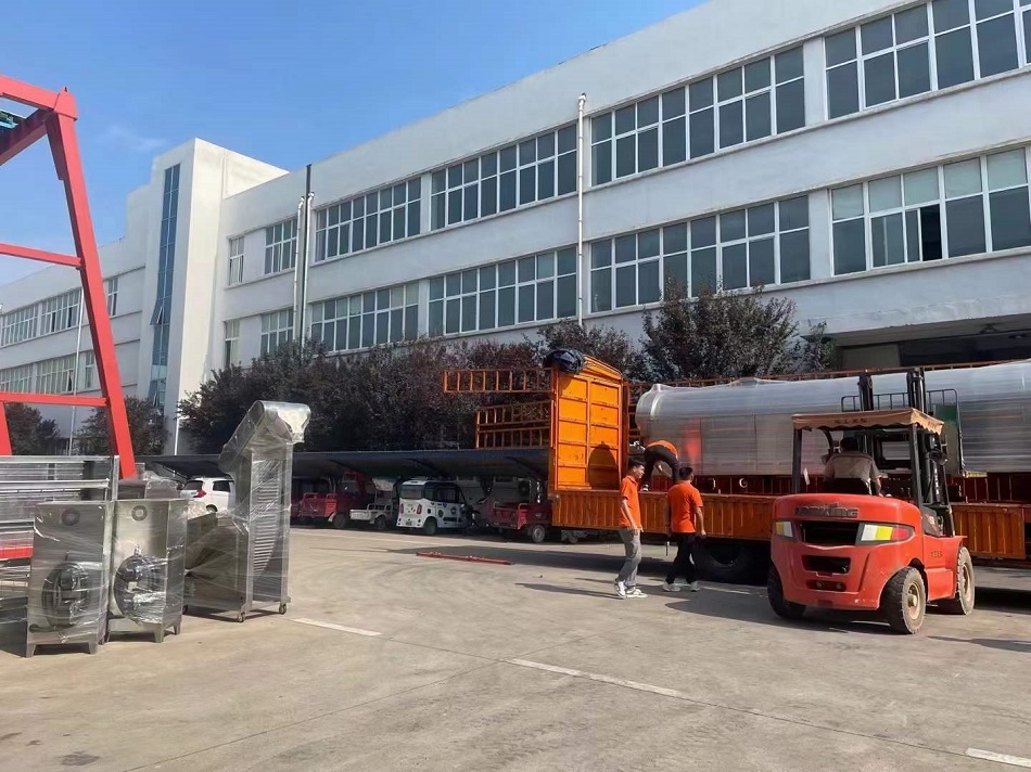 許昌智工八米電磁流水線炒貨設備專車發往安徽 許昌智工八米電磁流水線炒貨設備專車發往安徽